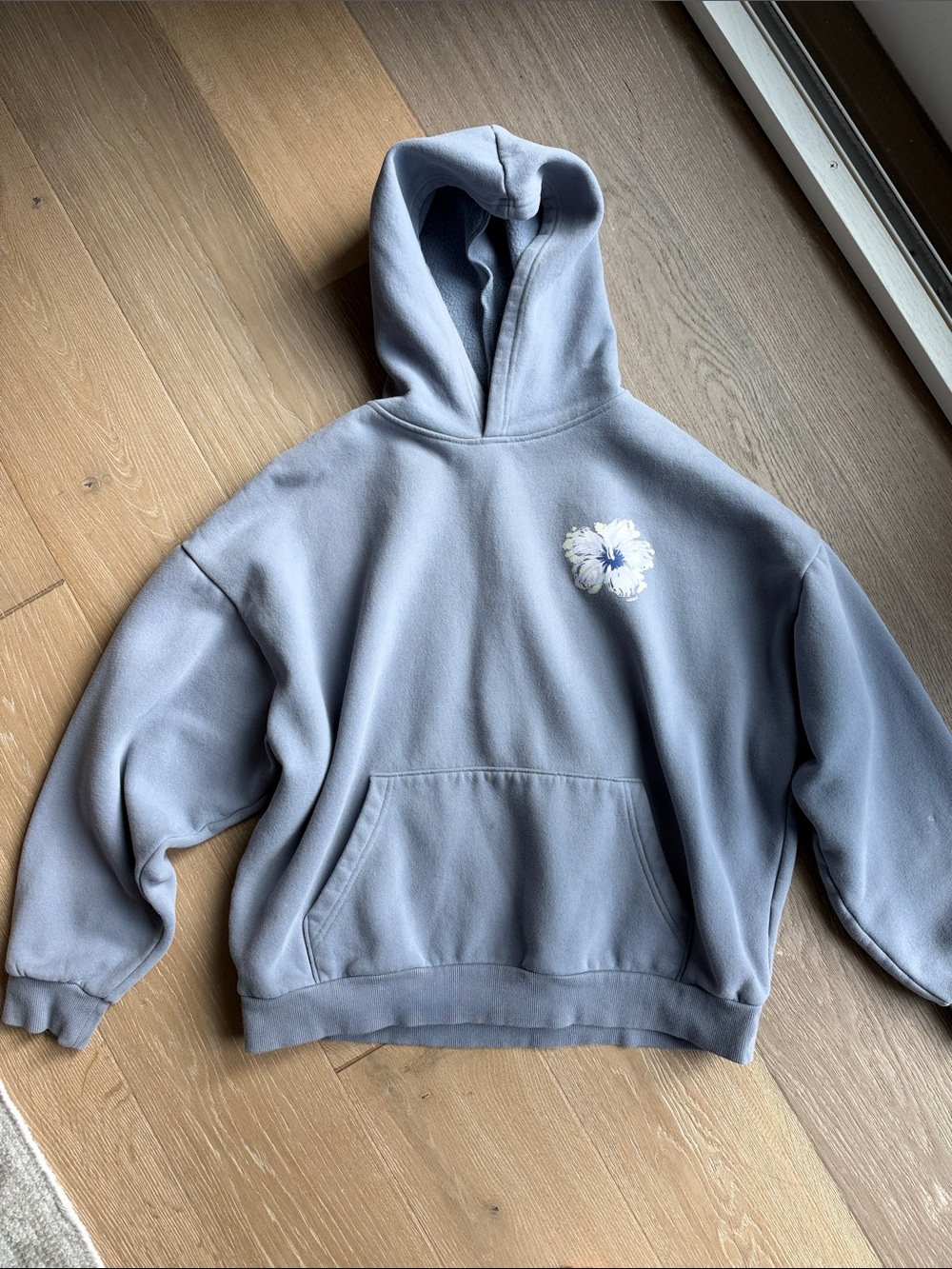 Edikted Cozy Women's Light Gray Hooded Sweatshirt with Floral Accent
